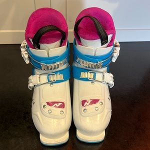 Girls little belle 2 ski boots nordica 235mm